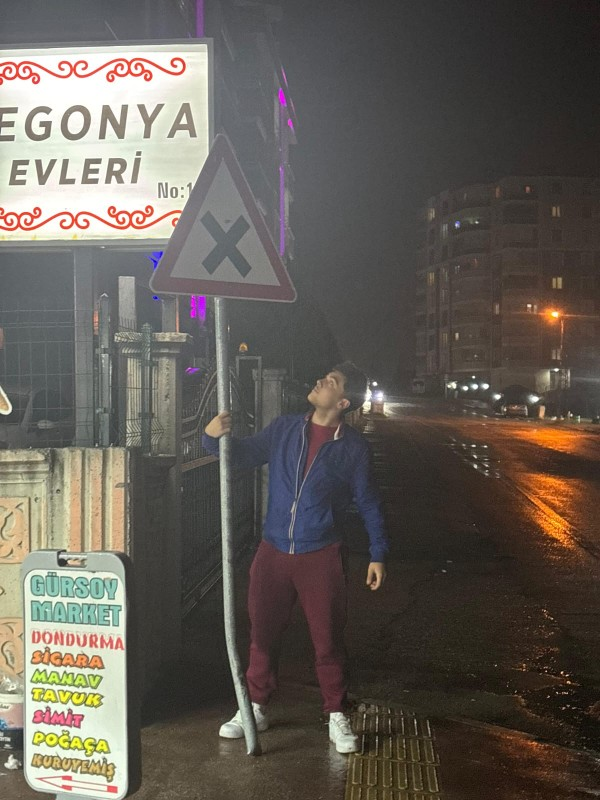 adam modemi söktü götürüyoooo